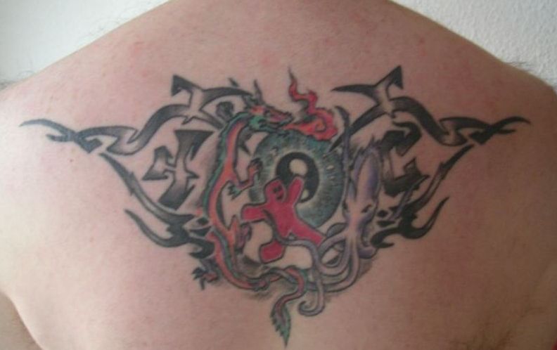 Photos du tatouage dans le dos d'Yvan